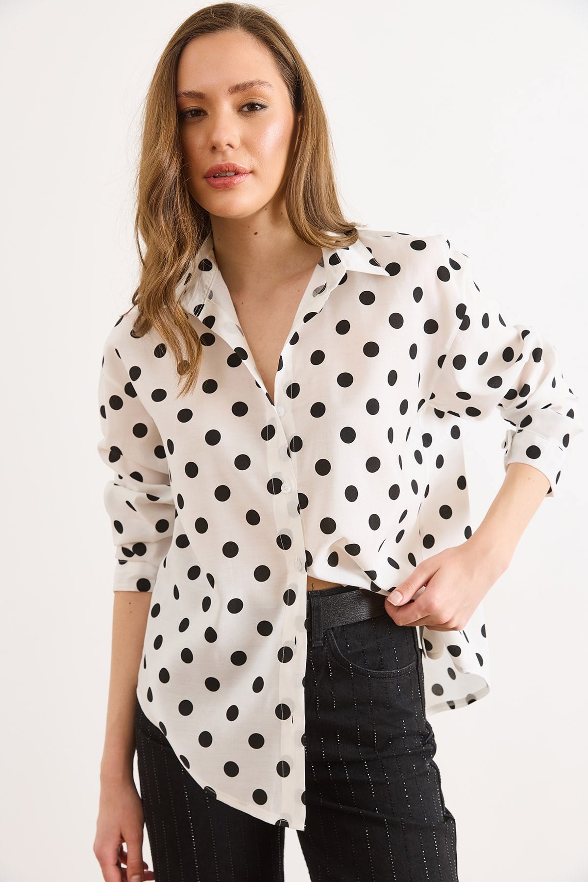 Puantiyeli Sırtı Pileli Loose Fit Dokuma Gömlek Beyaz