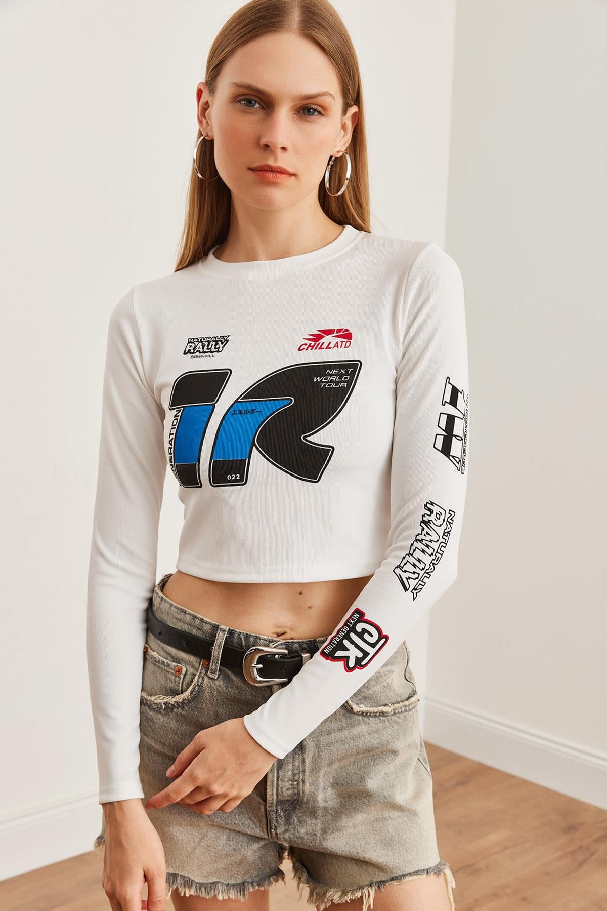 Racing Baskılı İnce Fitilli Crop Ottoman Bluz Beyaz