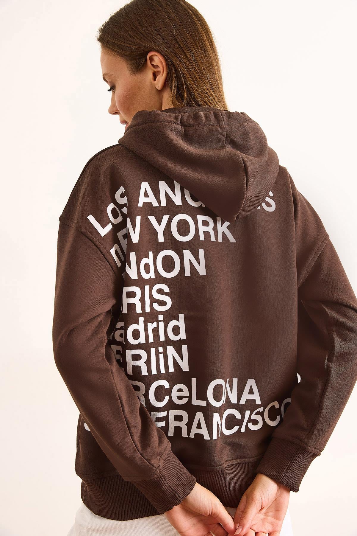 Sırtı Baskılı Kapüşonlu Oversize 2 İp Sweatshirt Kahverengi