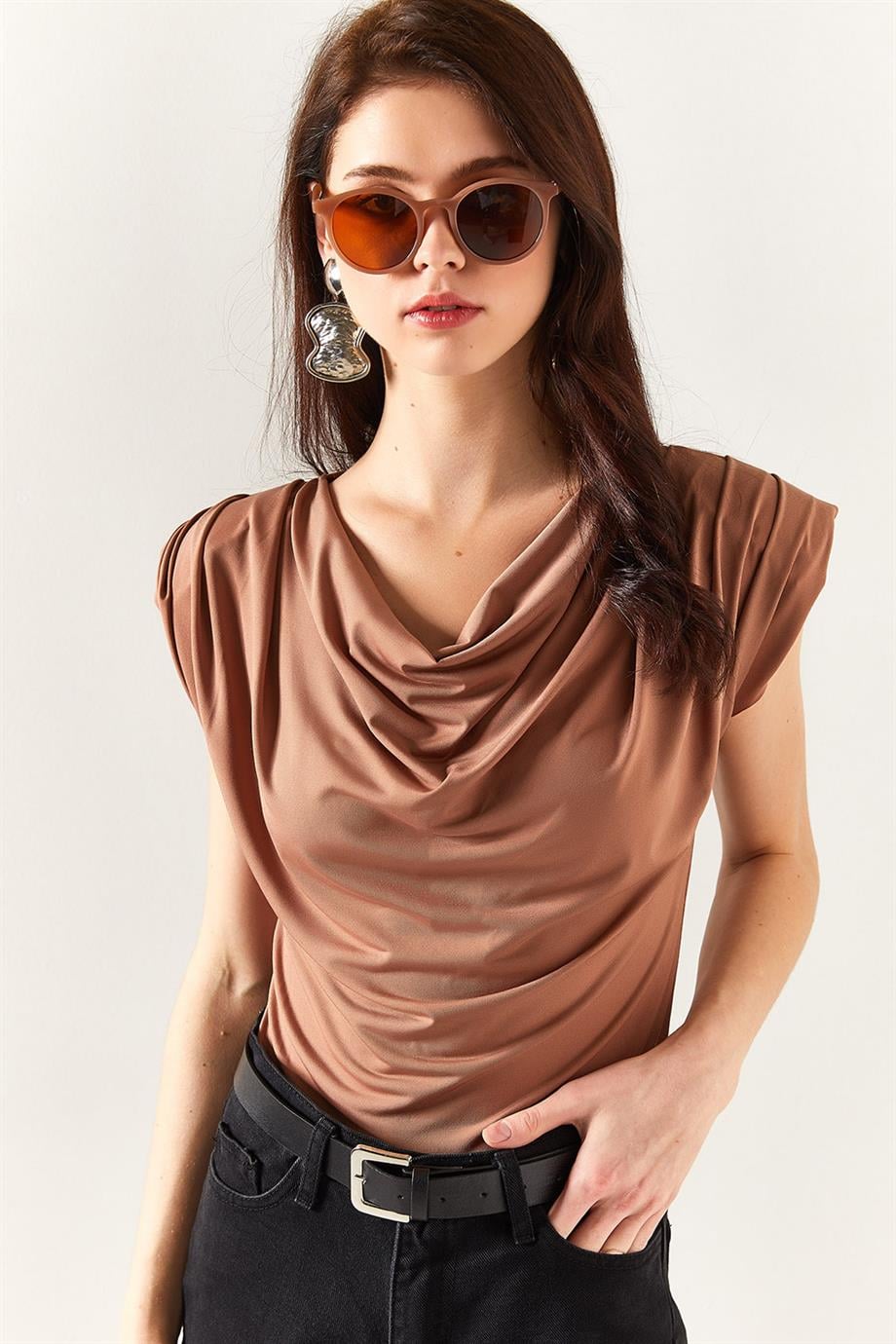 Vatkalı Degaje Yaka Dökümlü Bluz Camel