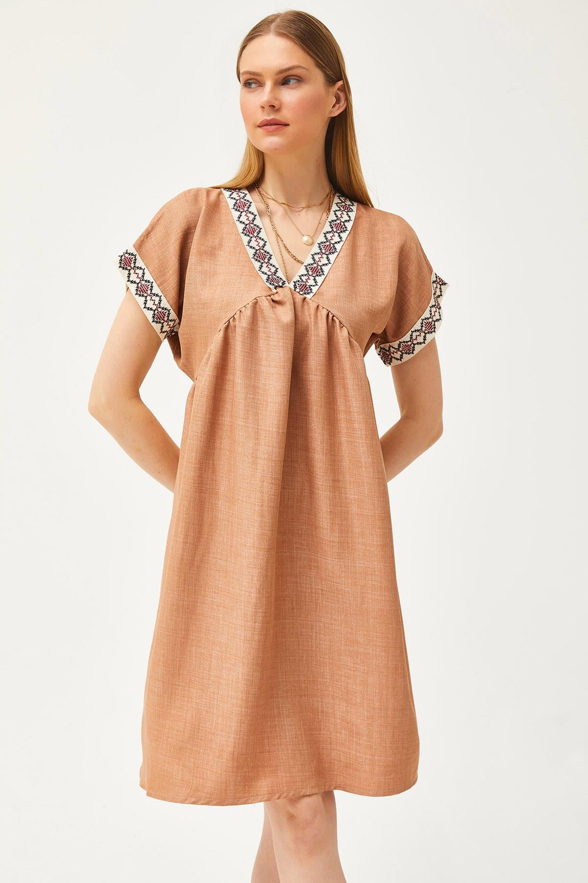 Yaka Dantelli Keten İçerikli Elbise Camel