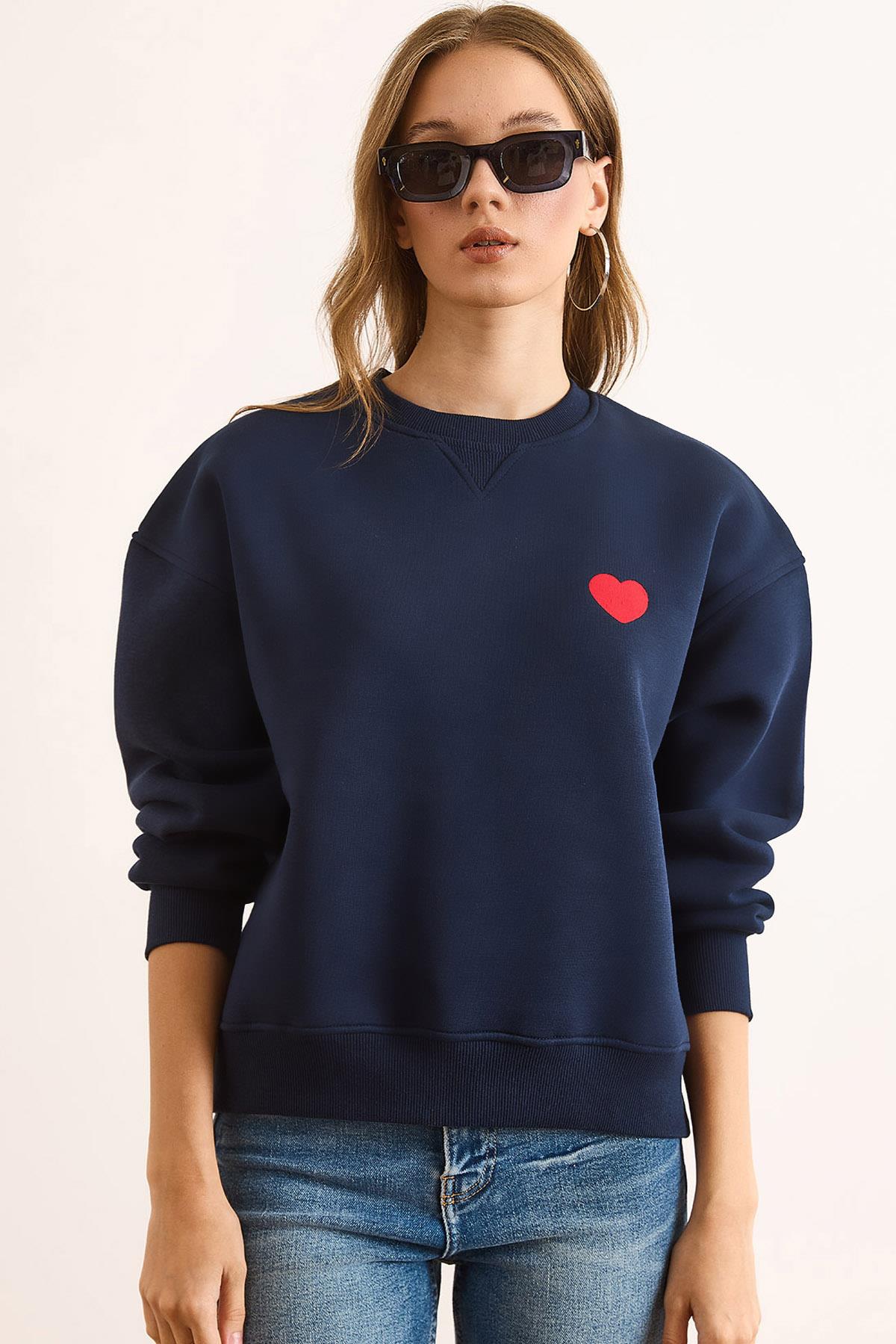Yaka Detaylı Kalp Nakışlı Şardonlu Kalın Sweatshirt Lacivert