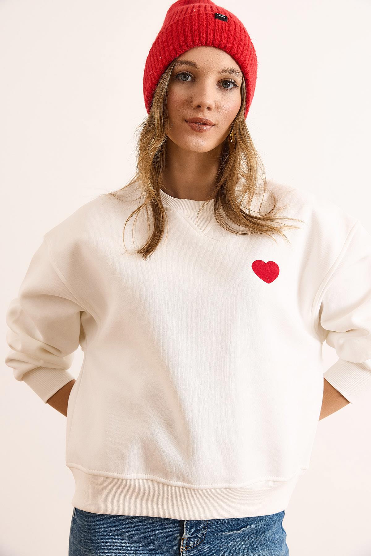Yaka Detaylı Kalp Nakışlı Şardonlu Kalın Sweatshirt Beyaz