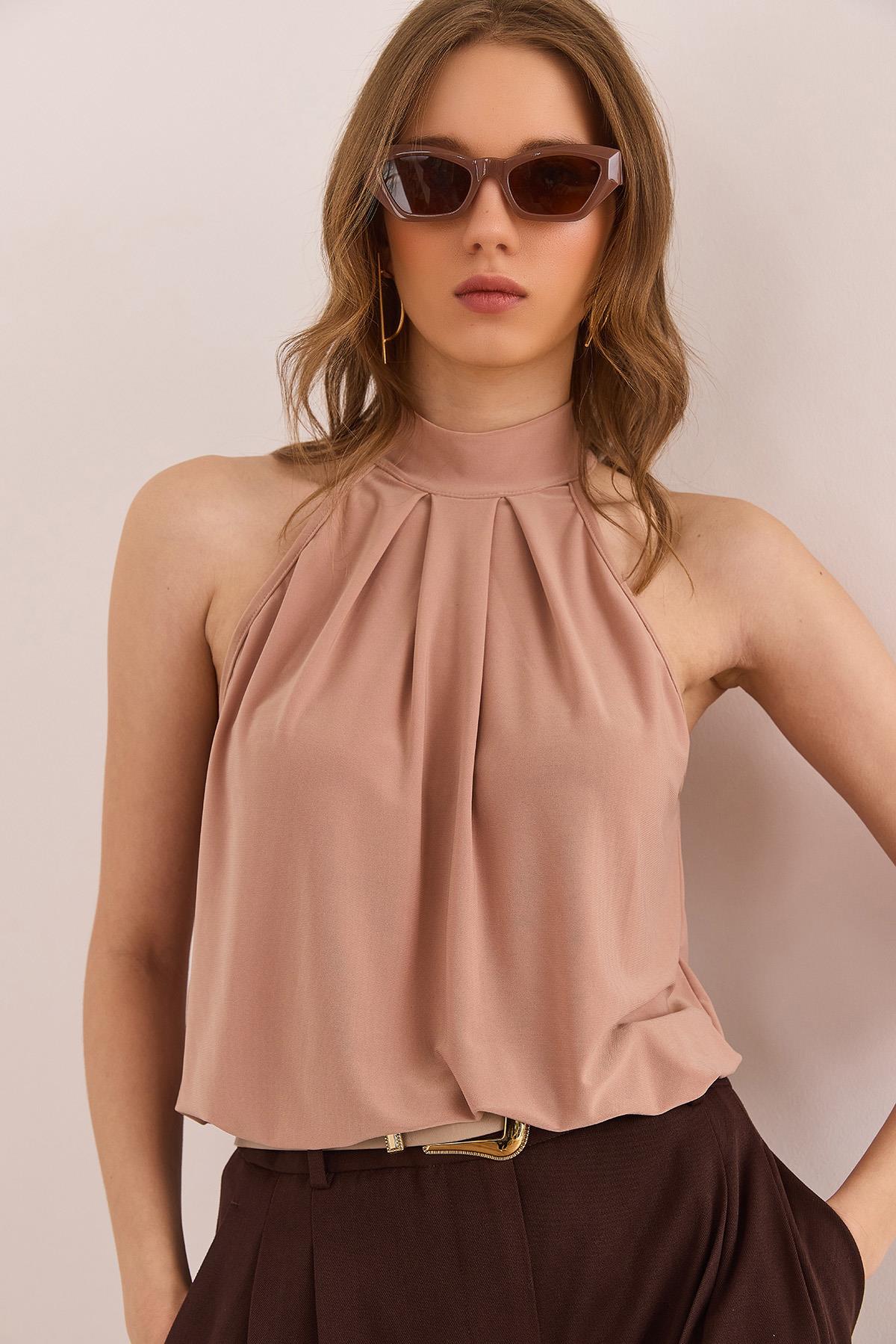Yaka Düğmeli Halter Yaka Dökümlü Bluz Camel