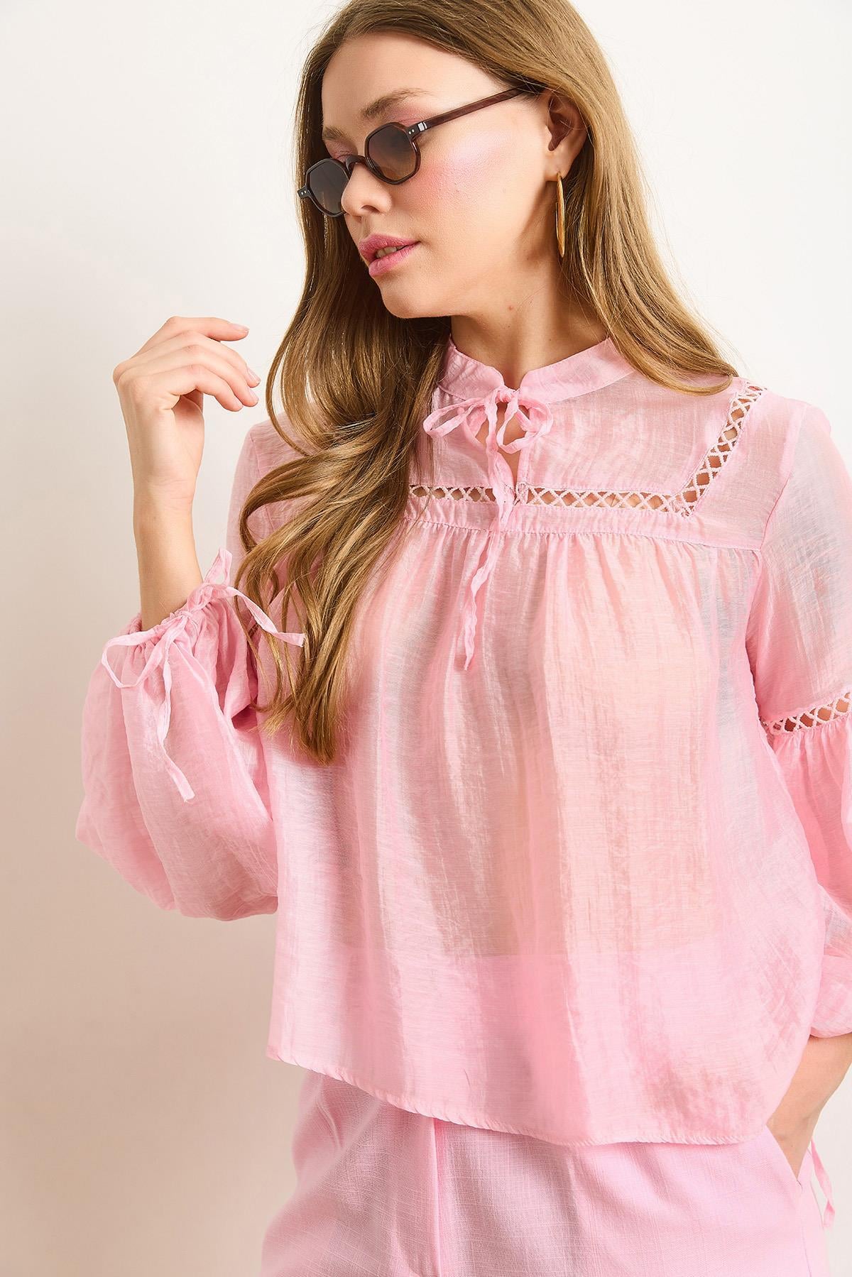Yakası Bağcıklı Fisto Detaylı Transparan Bluz Pembe