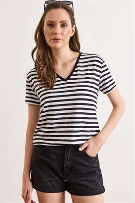 V Yaka Çizgili Basic Dökümlü Tişört Siyah