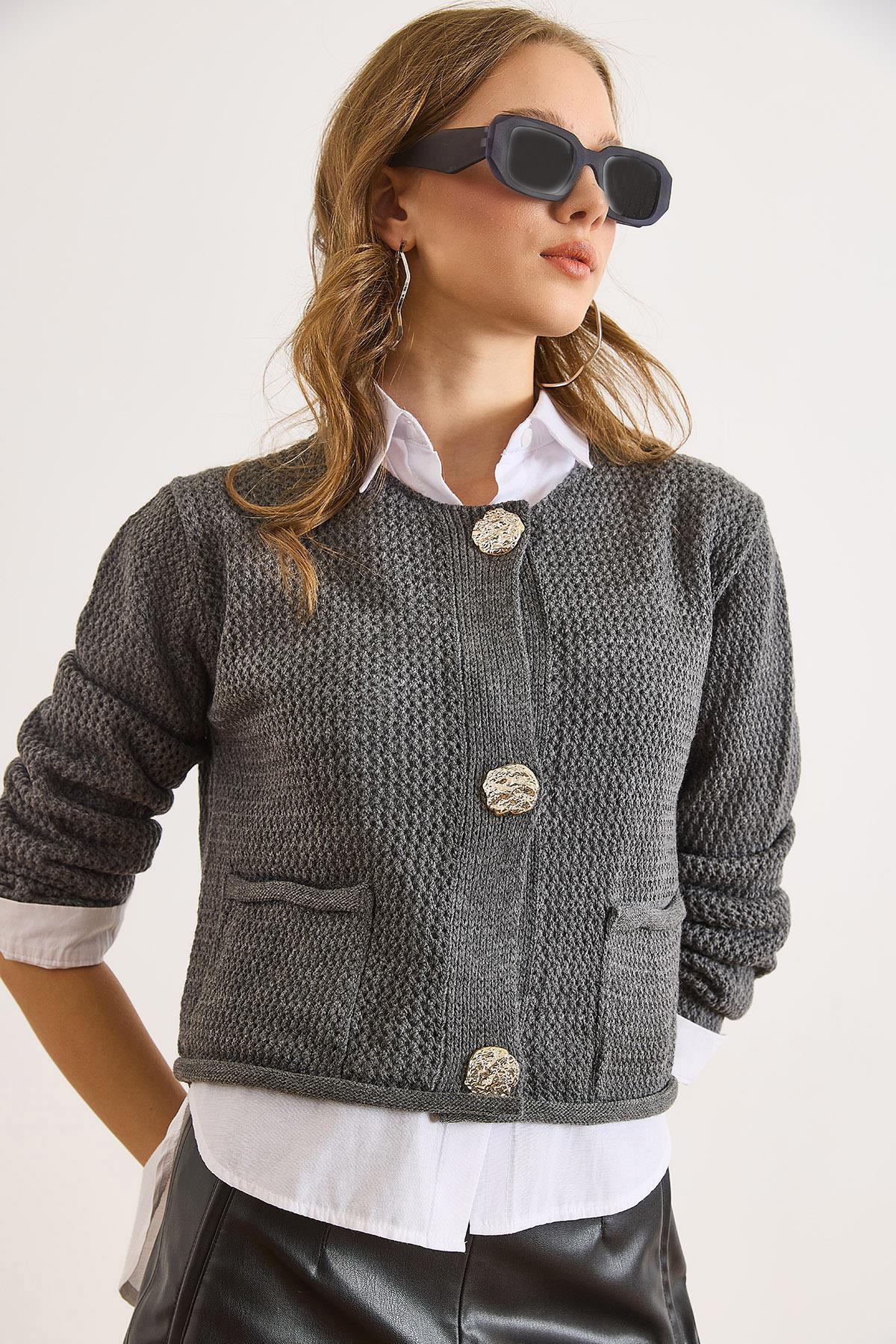 Açık Örgü Cepli Düğmeli Kalın Triko Ceket Füme