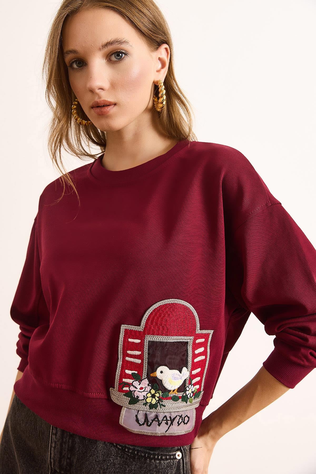 Aplike Detaylı Şardonsuz Kalın Crop Sweatshirt Bordo