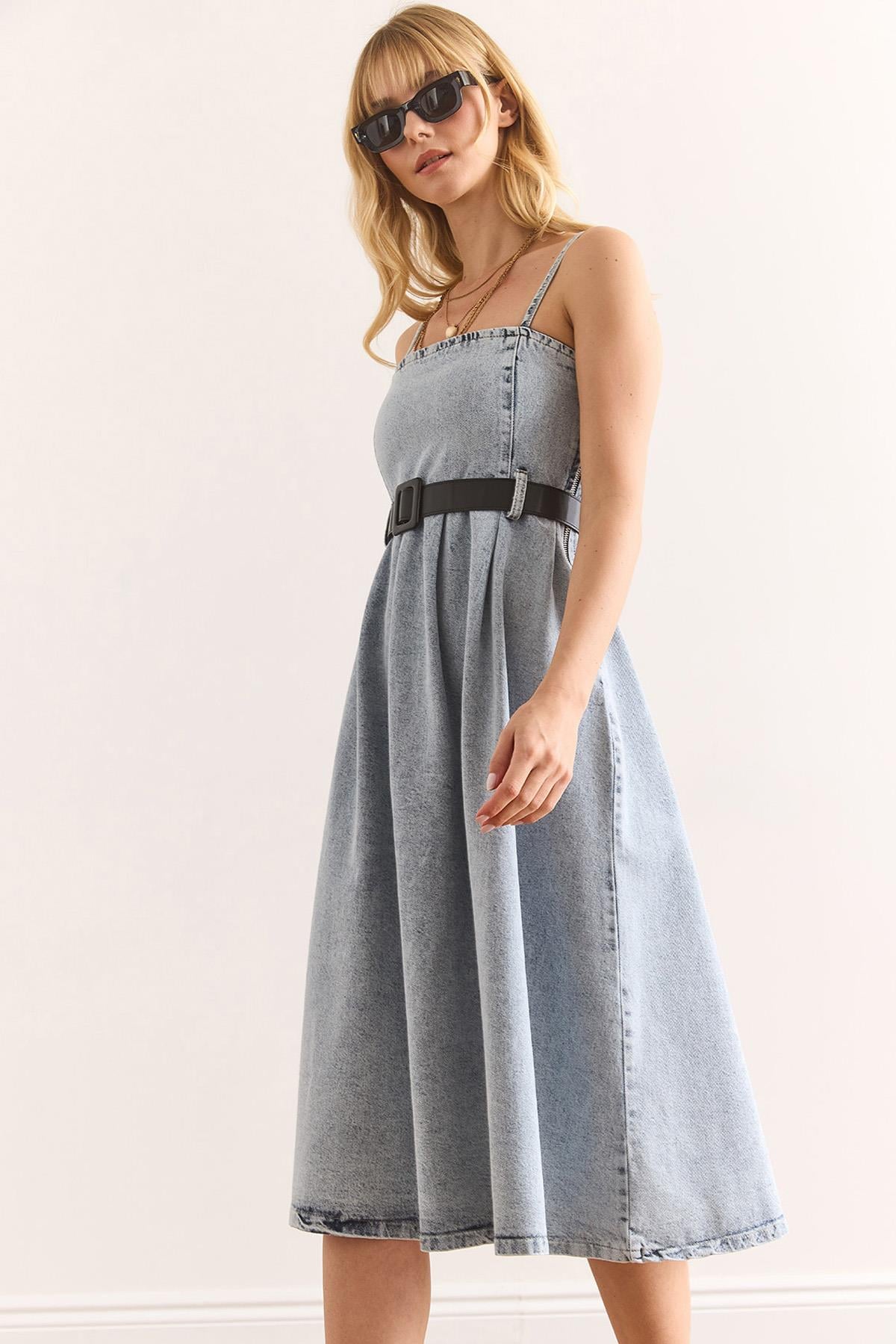 Askılı Kemerli Midi Kloş Denim Elbise Mavi