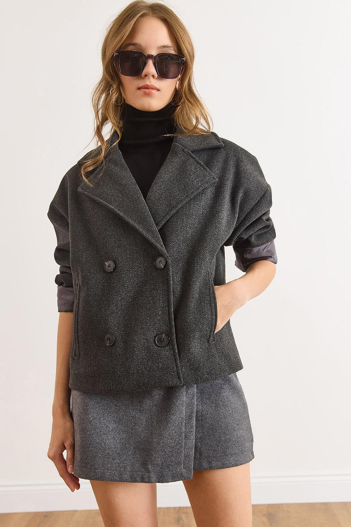 Astarlı Kruvaze Yaka Cepli Kısa Kaşe Kaban Füme