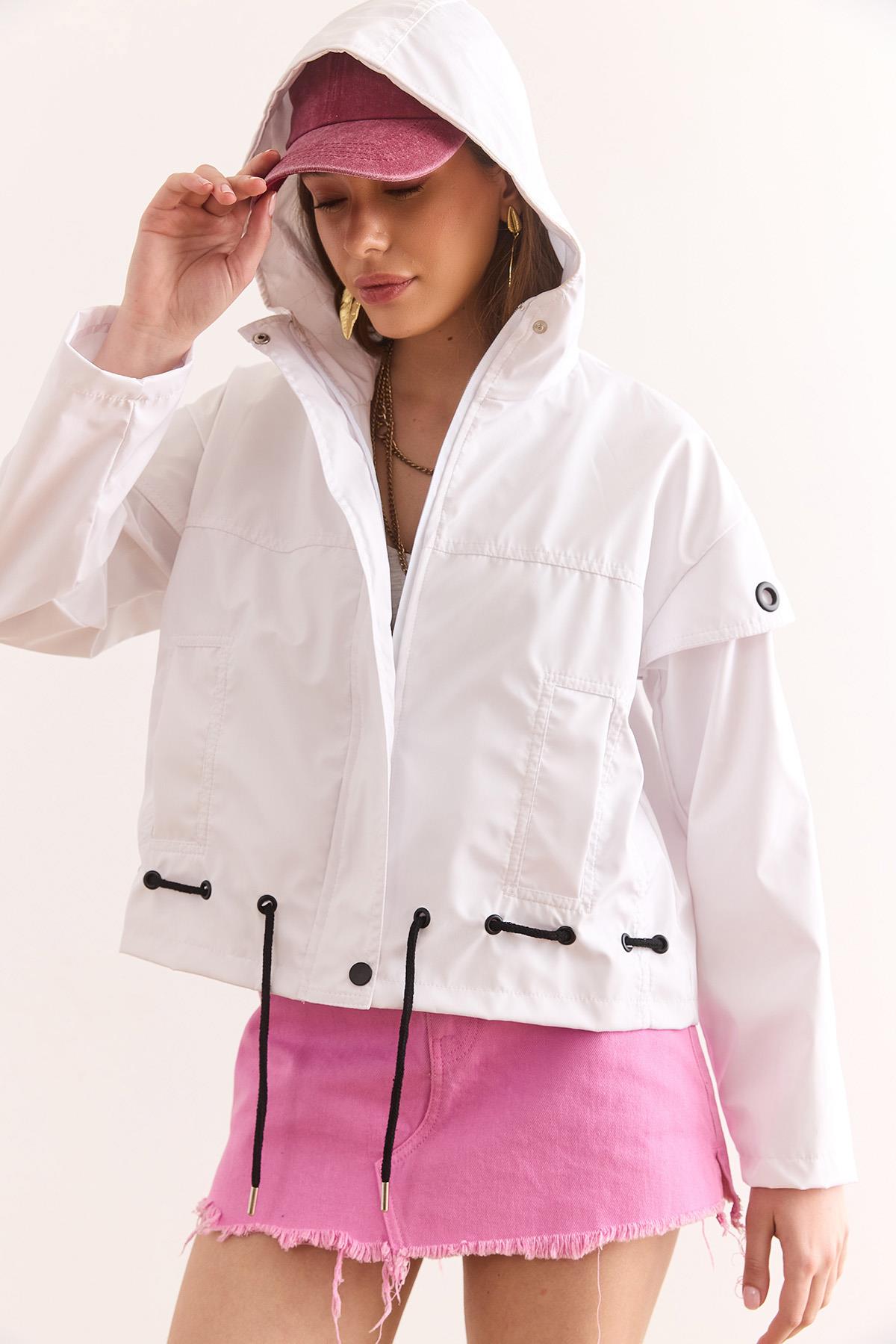 Astarlı Kuşgözü Detaylı Yağmurluk Ceket Beyaz
