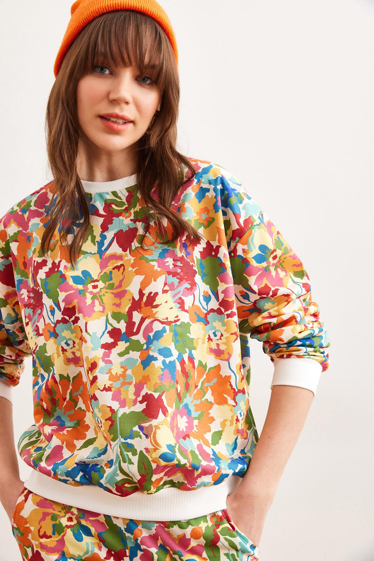 Basic Yumuşak Dokulu Salaş Sweatshirt Çok Renkli Çiçekli