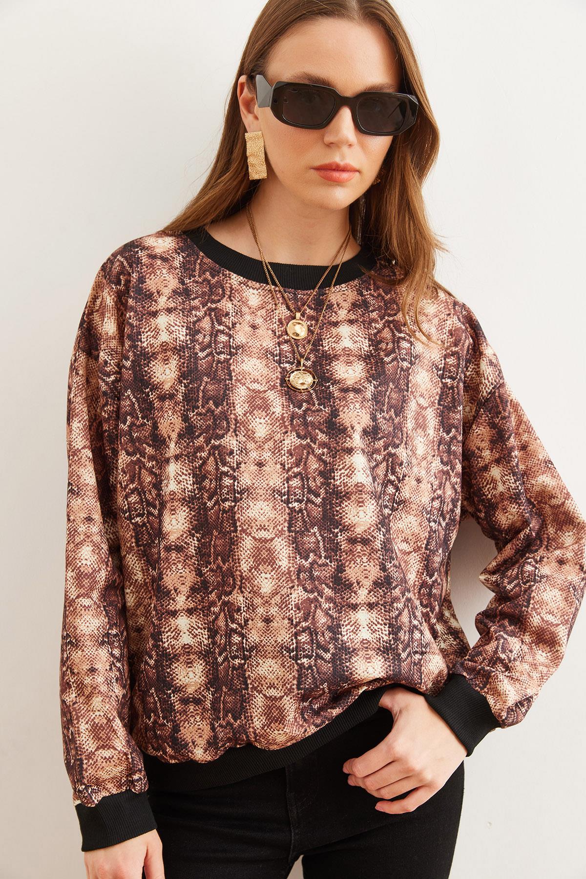 Basic Yumuşak Dokulu Salaş Sweatshirt Yılan Kahve