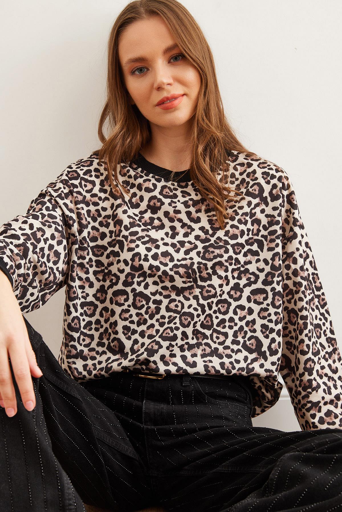 Basic Yumuşak Dokulu Salaş Sweatshirt Bej Leopar