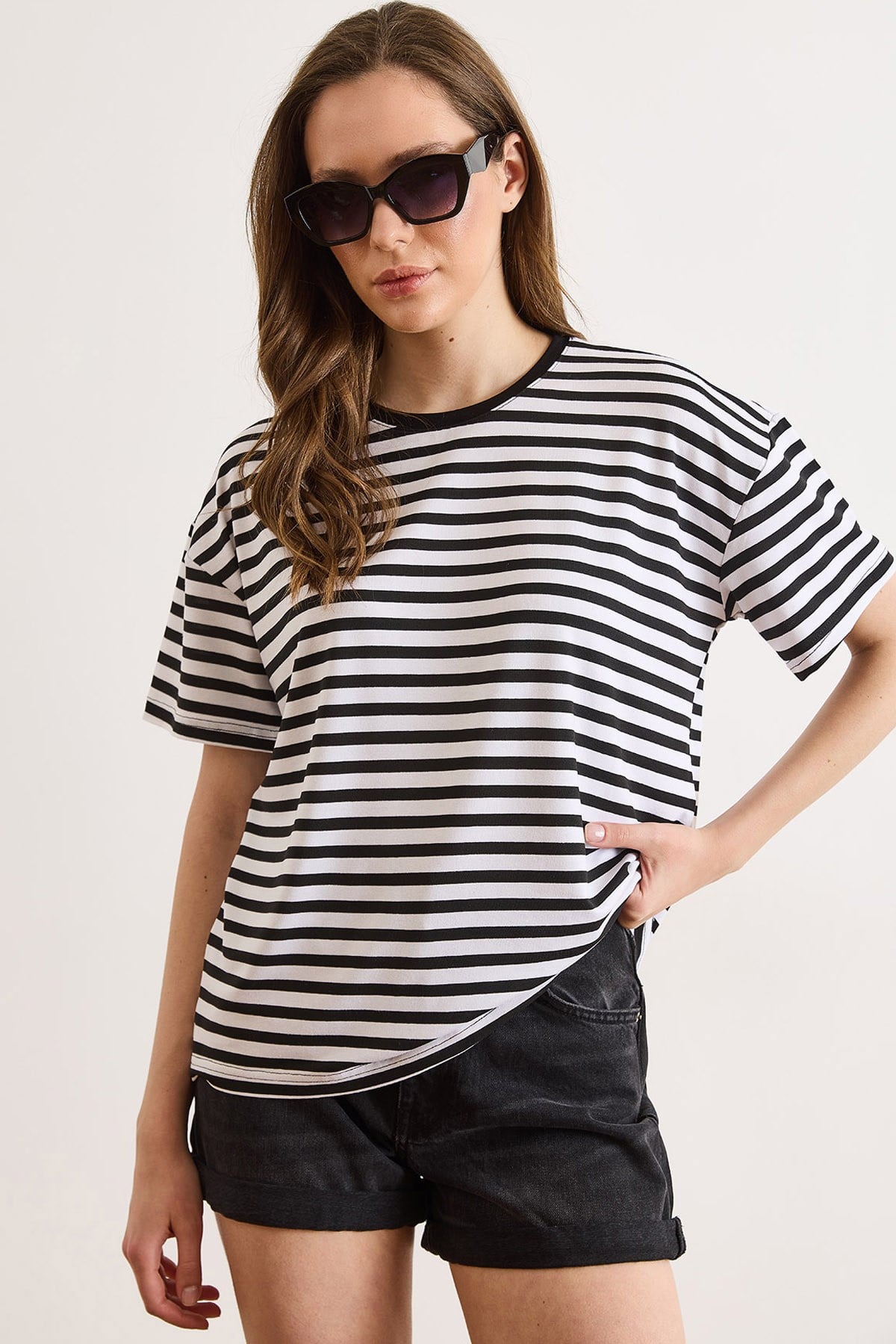 Bisiklet Yaka Çizgili Basic Dökümlü Tişört Siyah
