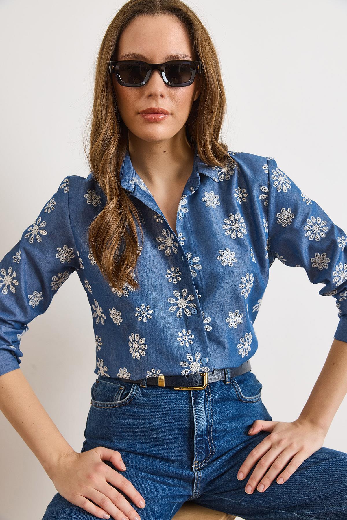 Büyük Çiçekli Nakışlı Denim Görünümlü Gömlek Mavi