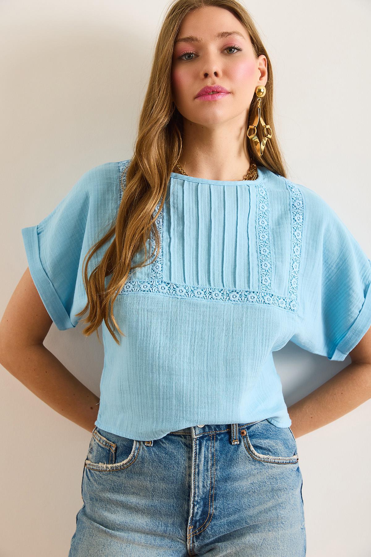 Dantel Detaylı Crop Müslin Bluz Mavi
