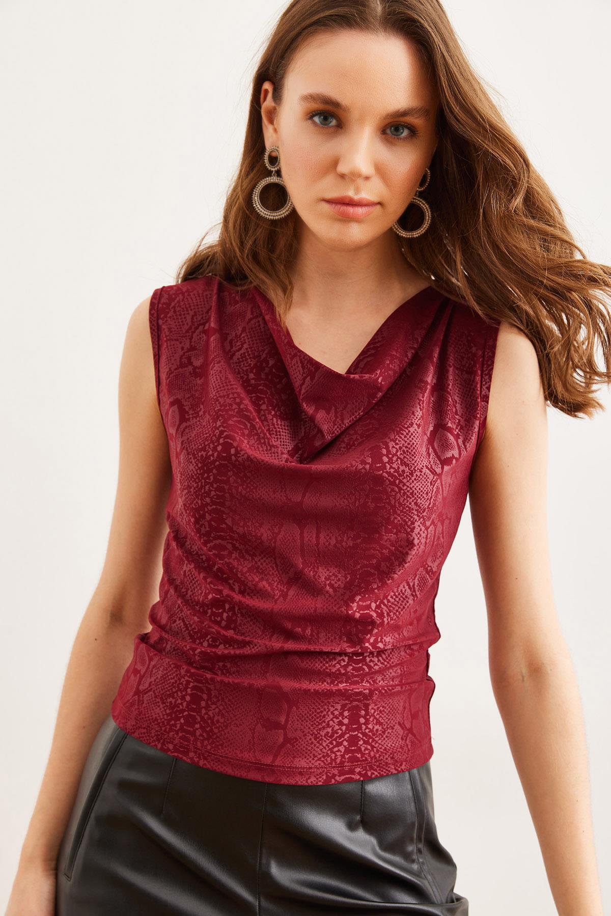 Degaje Yaka Animal Print Dökümlü Bluz Bordo