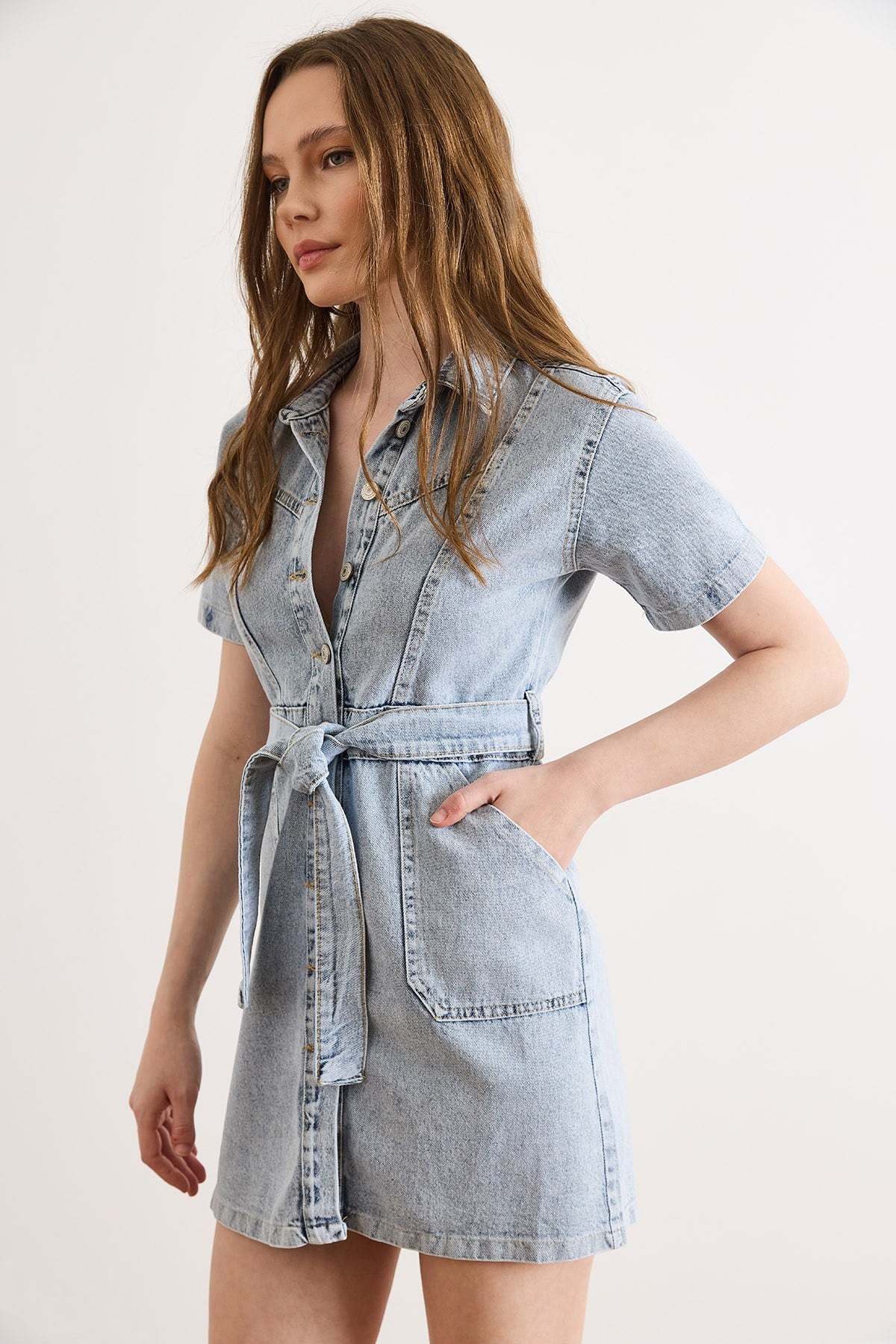 Denim Torba Cepli Kuşaklı Mini Elbise Açık Mavi