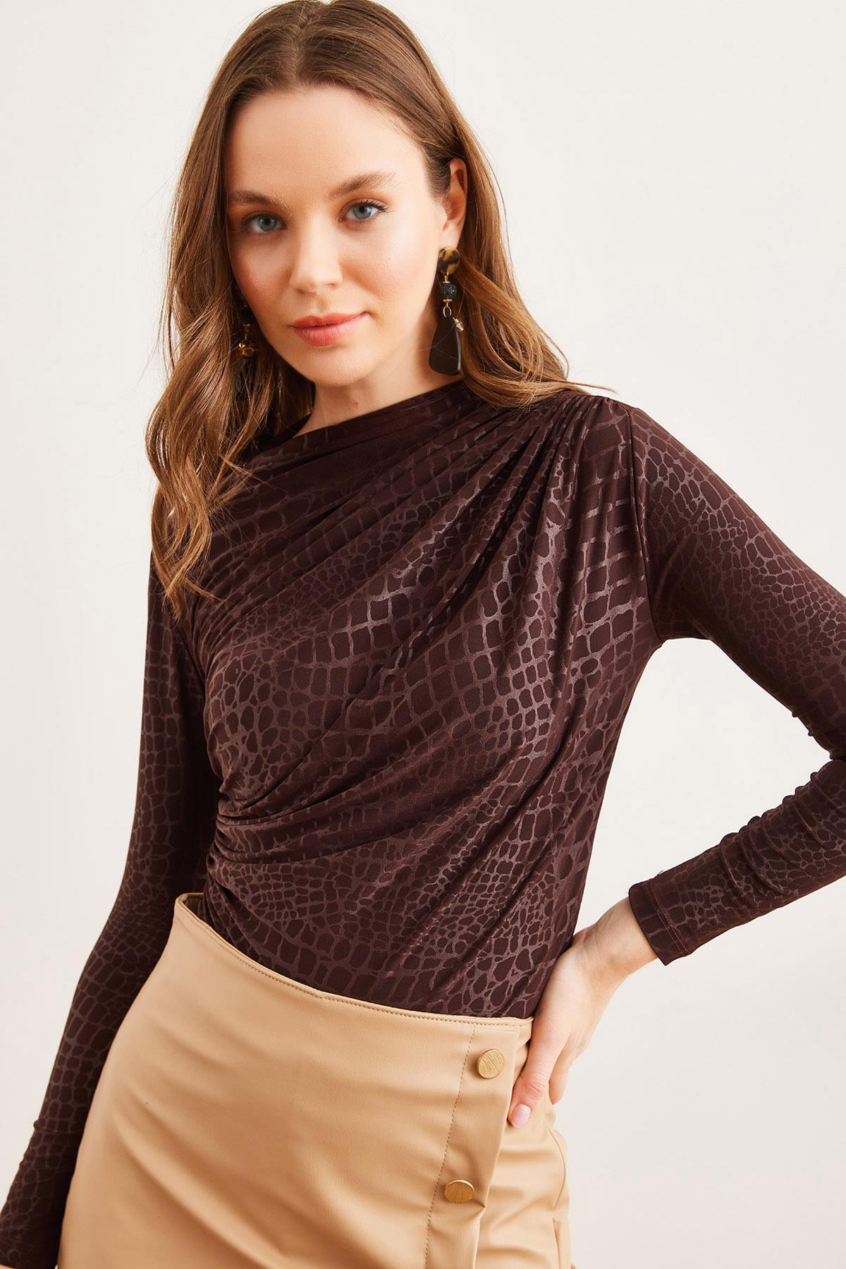Drape Detaylı Kayık Yaka Bluz Timsah Kahverengi