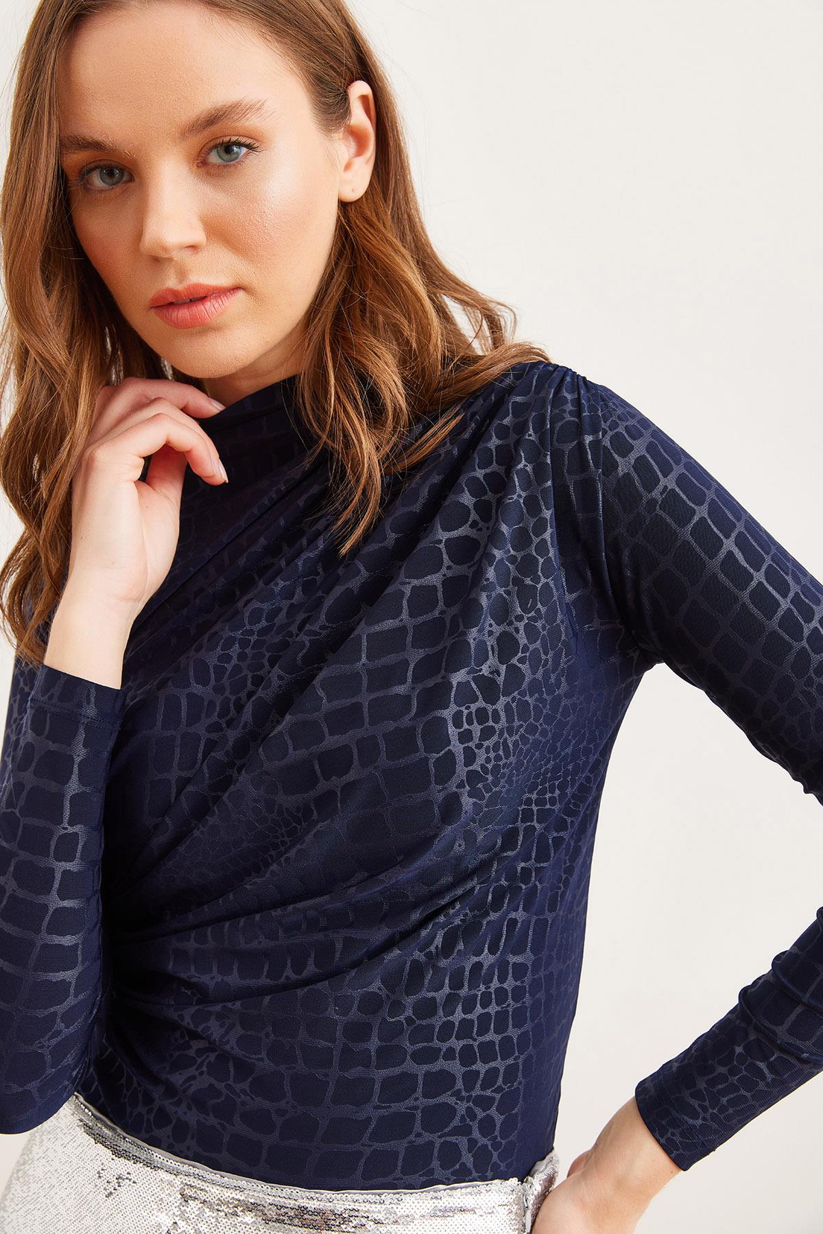 Drape Detaylı Kayık Yaka Bluz Timsah Lacivert