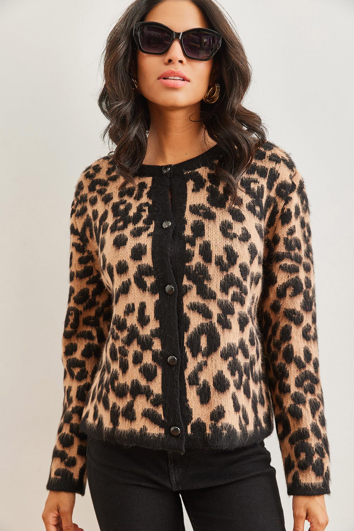 Düğmeli Şardonlu Triko Leopar Hırka Siyah Camel