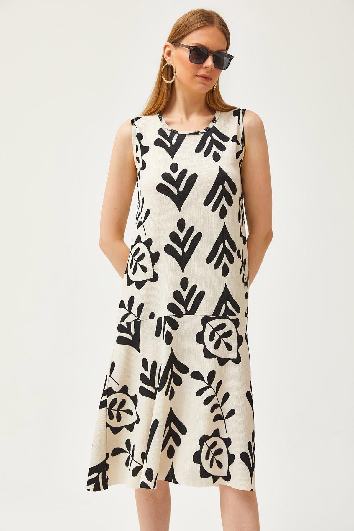 Eteği Parçalı Örme Elbise Ekru Siyah