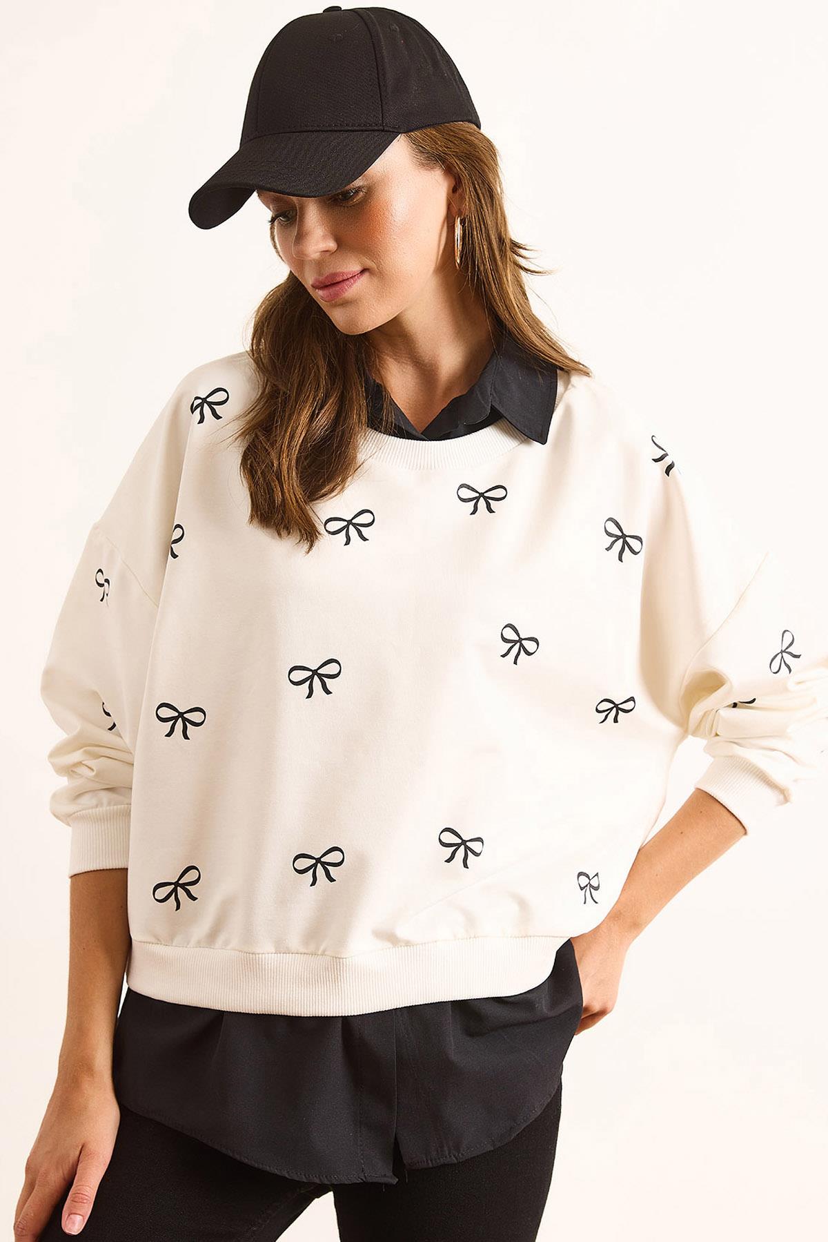 Fiyonk Baskılı Yaka Etek Gömlek Detaylı Oversize Sweatshirt Beyaz Siyah