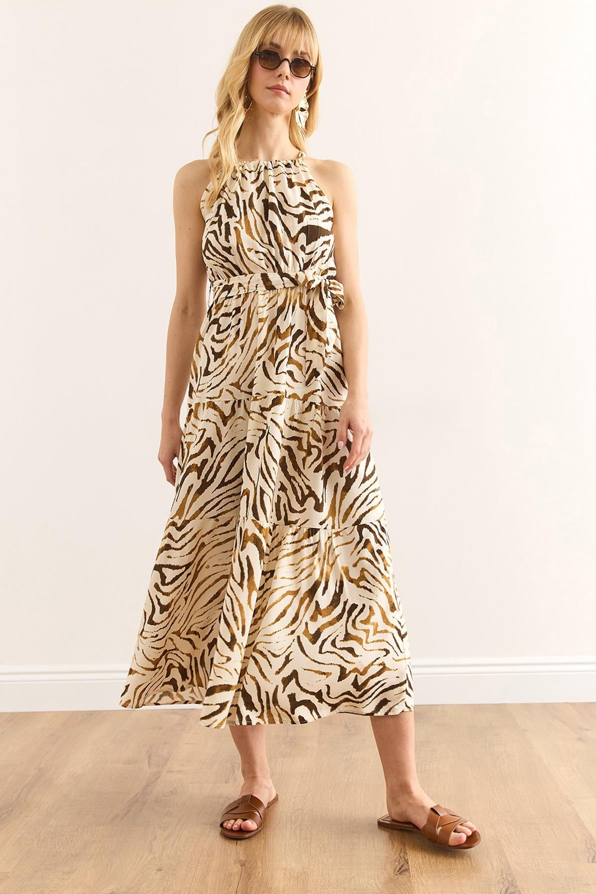 Halter Yaka Kuşaklı Dokuma Viscon Elbise Zebra Kahve Bej