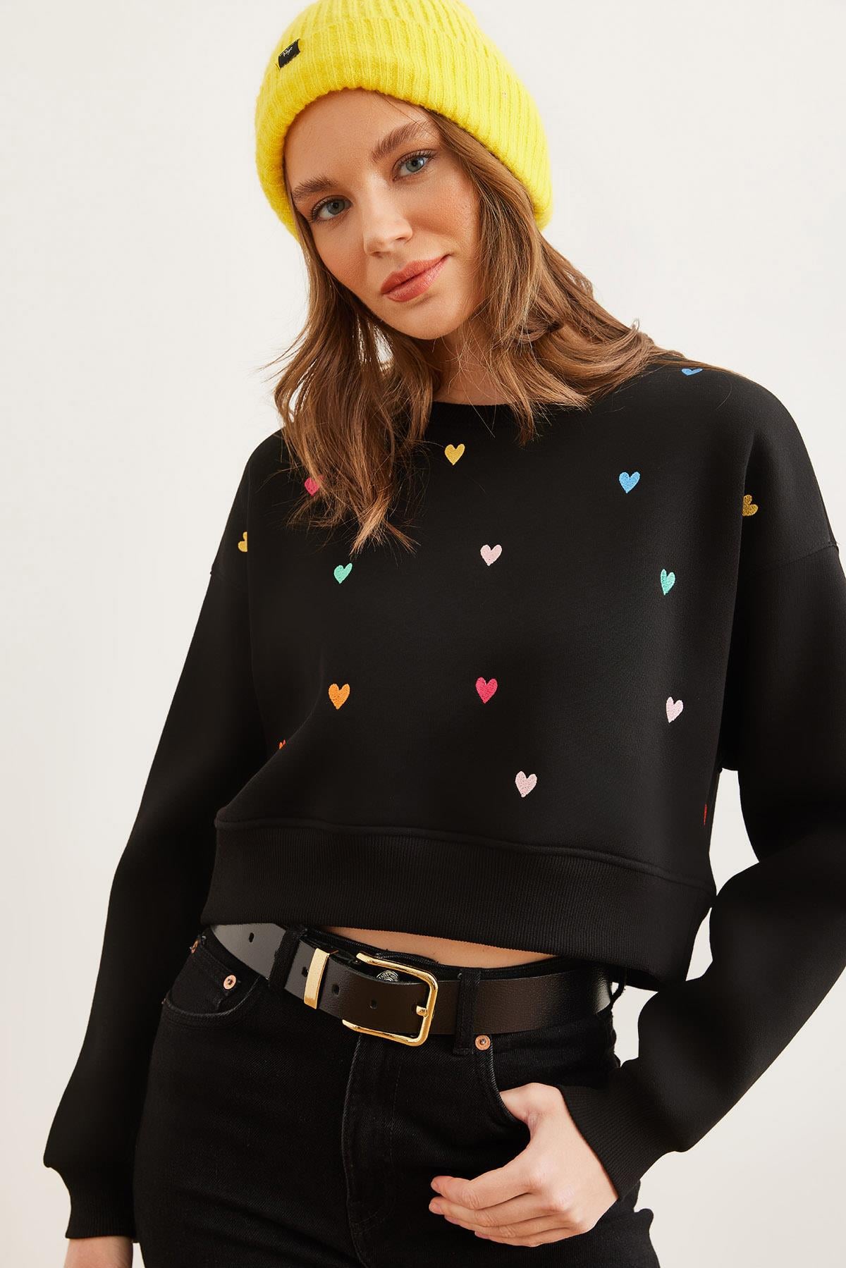 Kalp Nakışlı Şardonlu Crop Kalın Sweatshirt Siyah