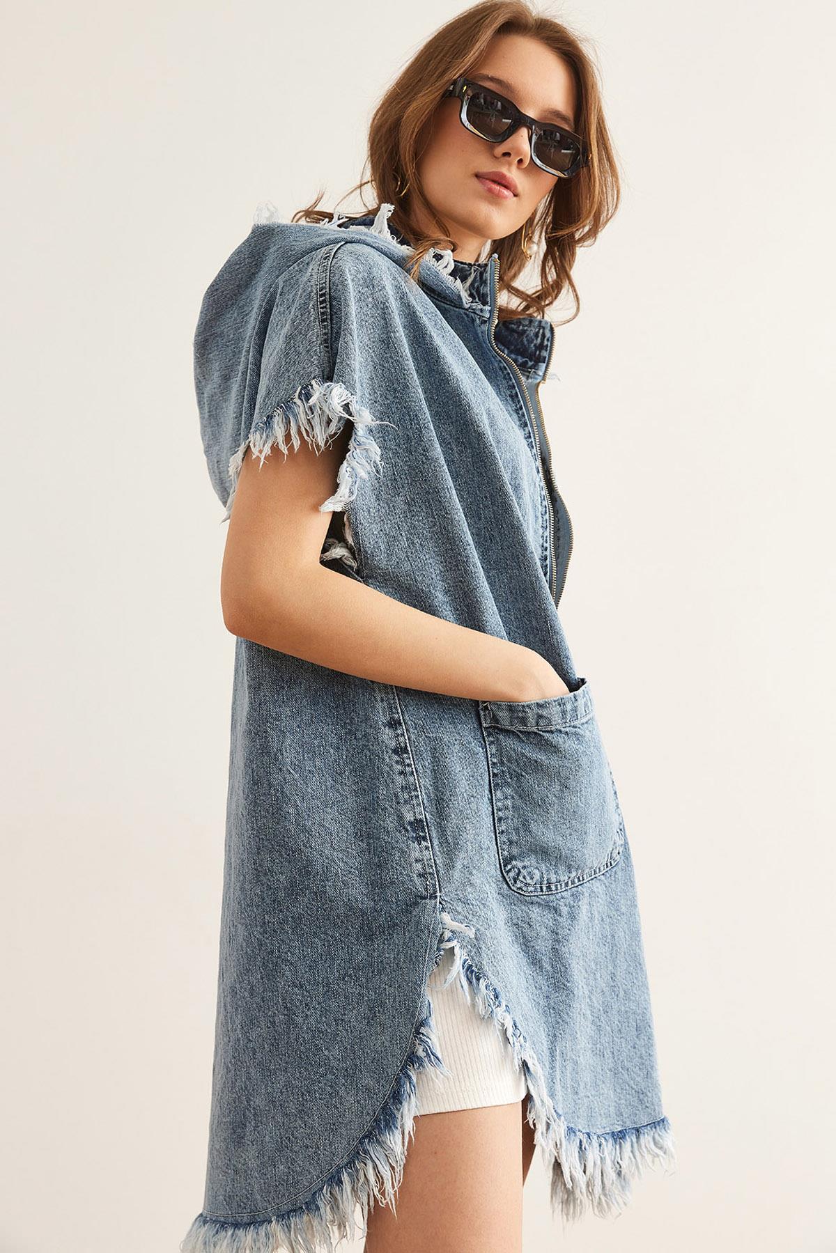 Kapüşonlu Püskül Detaylı Uzun Denim Yelek Mavi