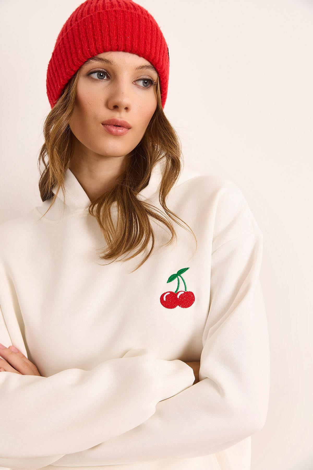 Kiraz Nakışlı Kapüşonlu Şardonlu Sweatshirt Beyaz