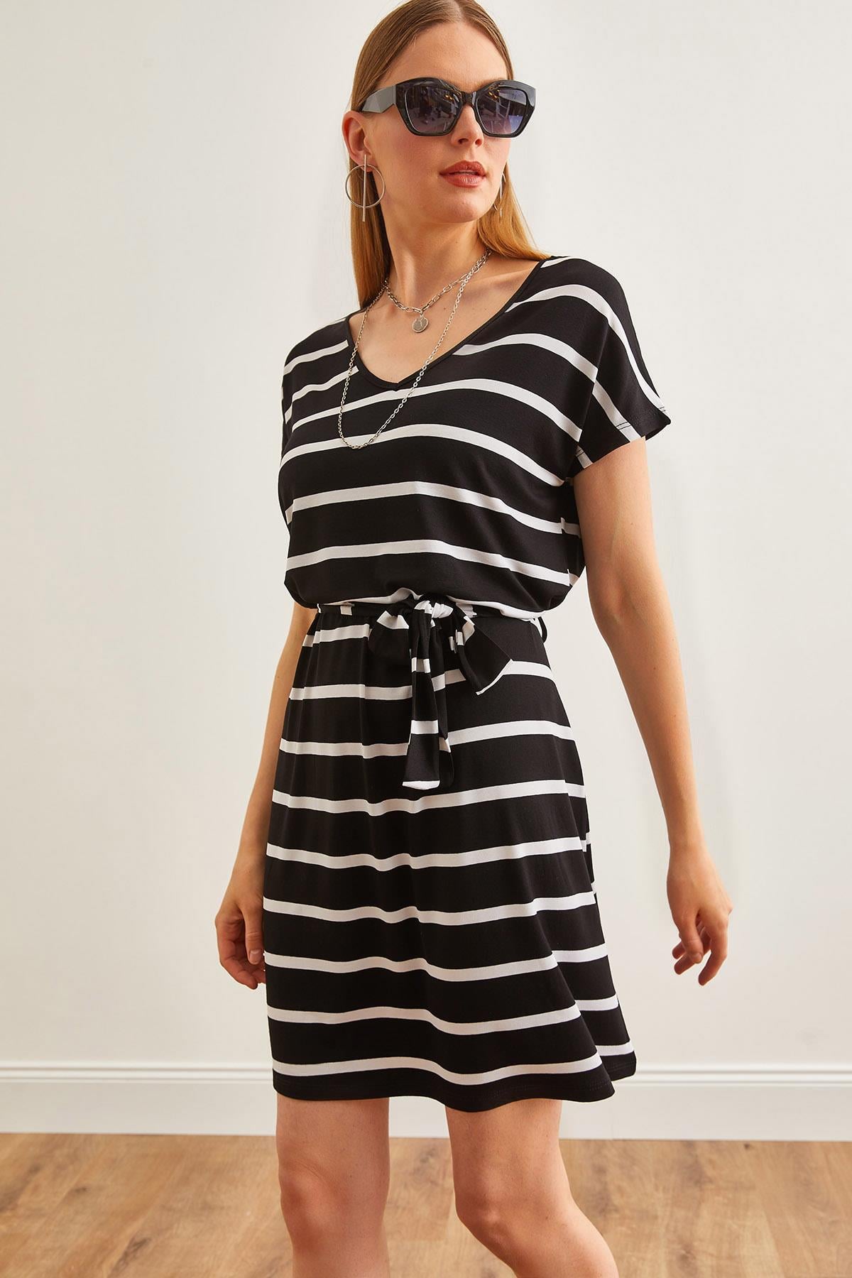 Kuşaklı V Yaka Salaş Örme Viskon Elbise Çizgili Siyah