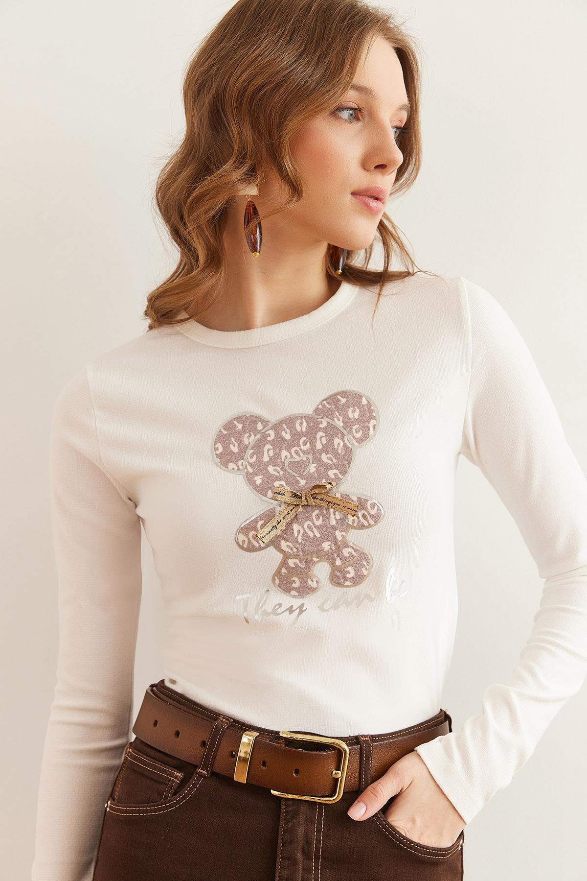 Lame Şeritli Ayıcık Aplikeli Esnek Crop Bluz Ekru