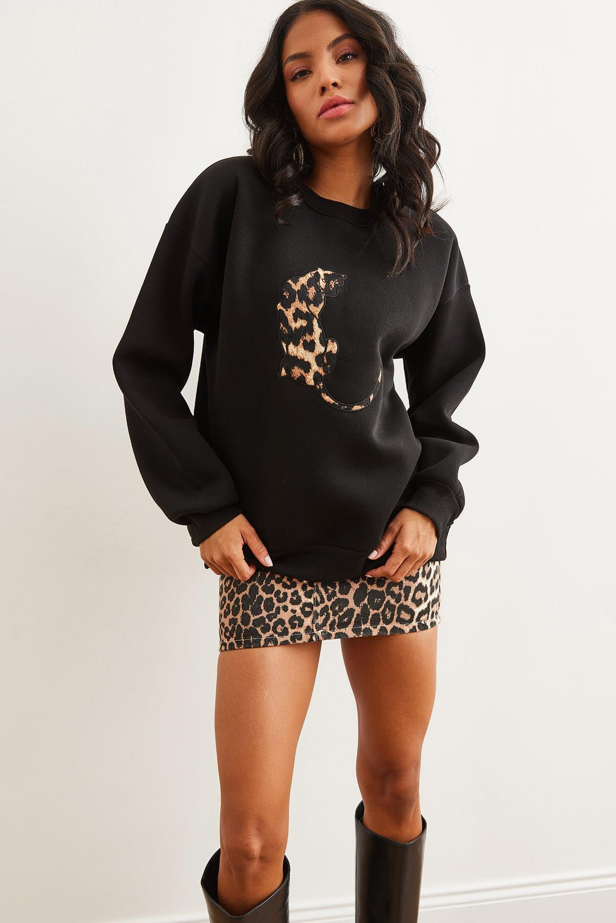 Leopar Aplike Şardonlu Oversize Sweatshirt Siyah