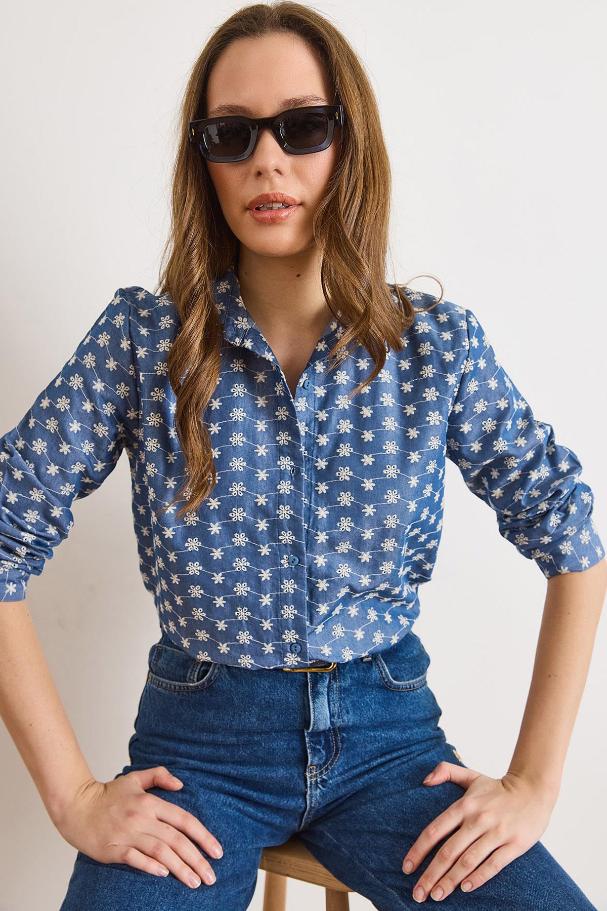 Minik Çiçekli Nakışlı Denim Görünümlü Gömlek Koyu Mavi
