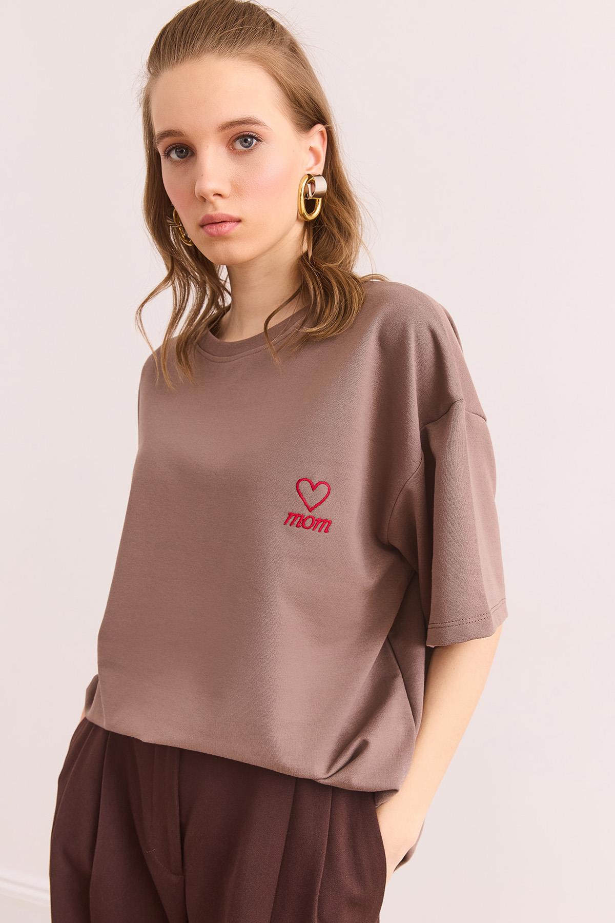 Mom Nakışlı 2 İplik Oversize Tişört Camel