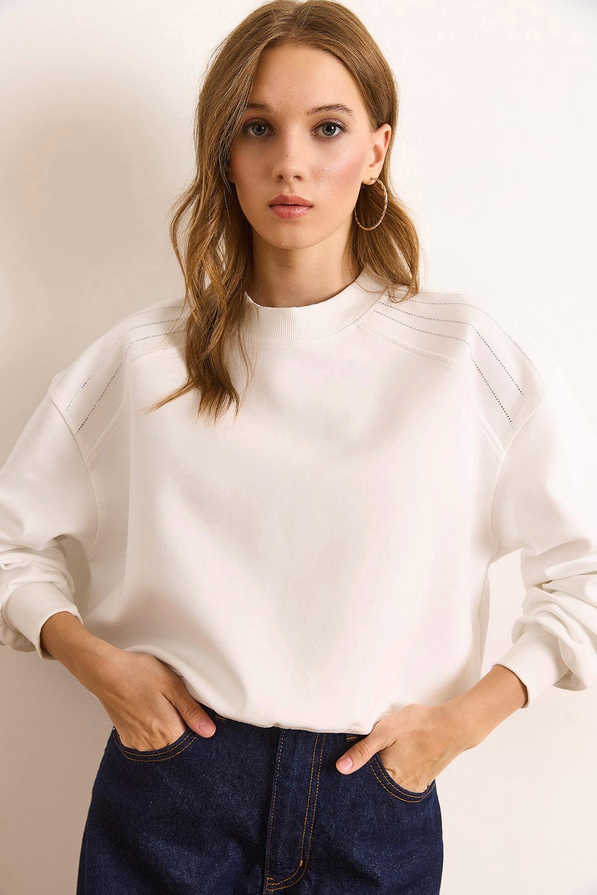Omuzu Taş Detaylı Şardonsuz Kalın Sweatshirt Beyaz