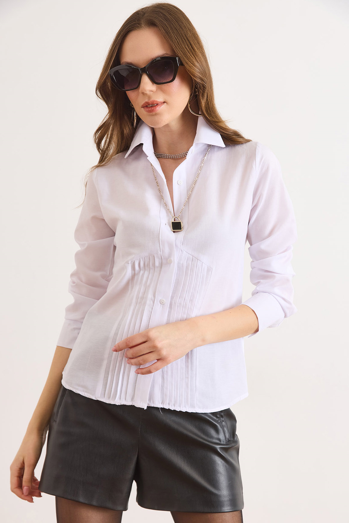 Önü Pensli Slim Fit Dokuma Gömlek Beyaz
