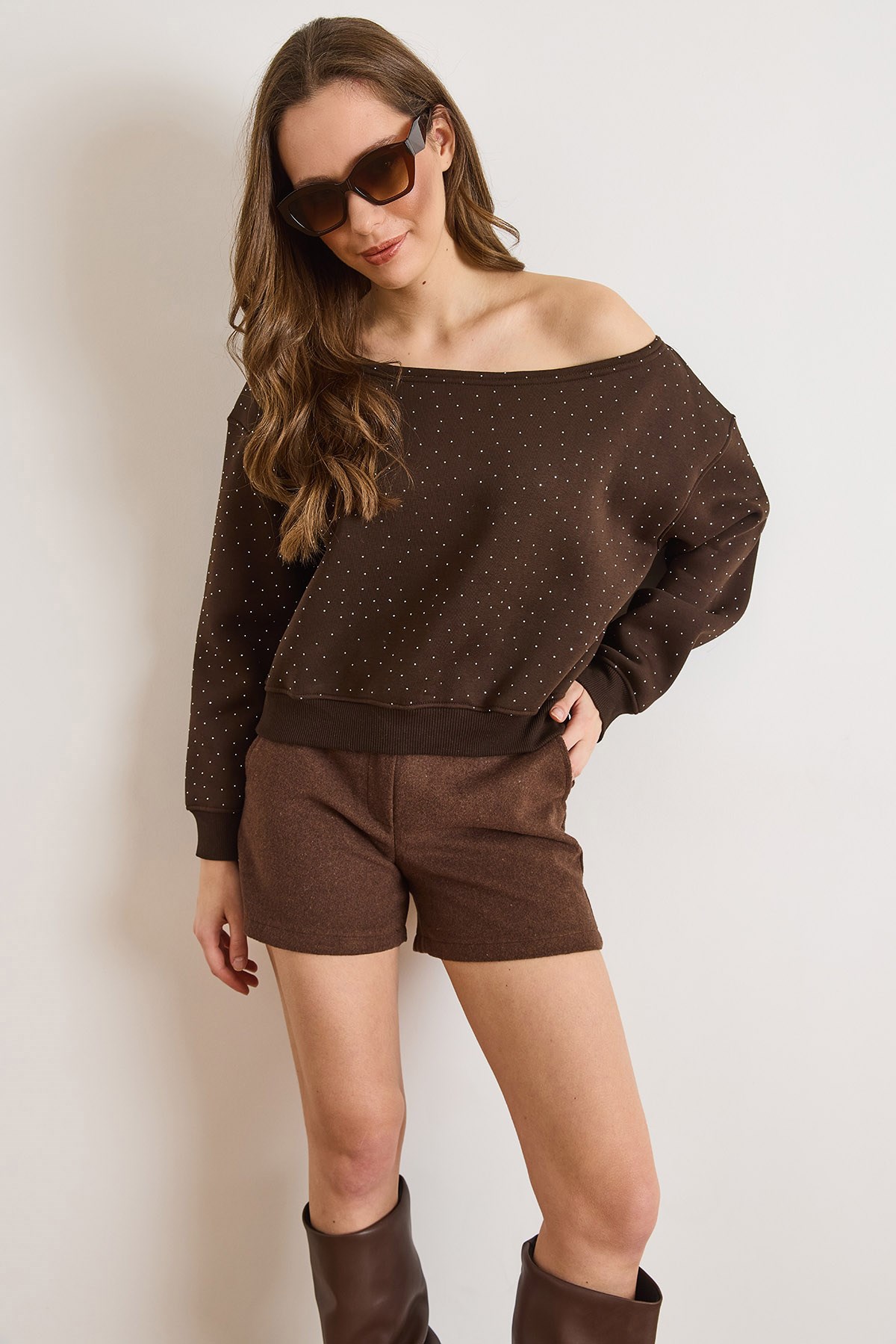 Payetli Kayık Yaka Şardonlu Sweatshirt Acı Kahve