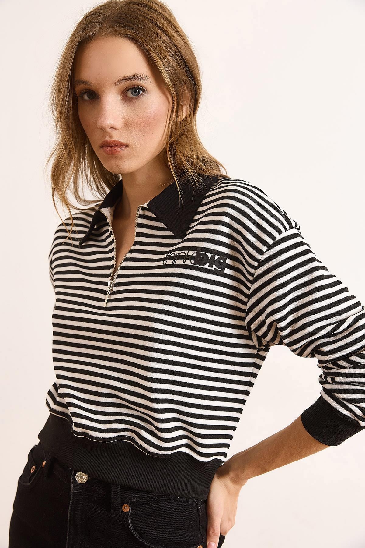 Polo Yaka Fermuarlı Çizgili Şardonsuz Crop Sweatshirt Siyah