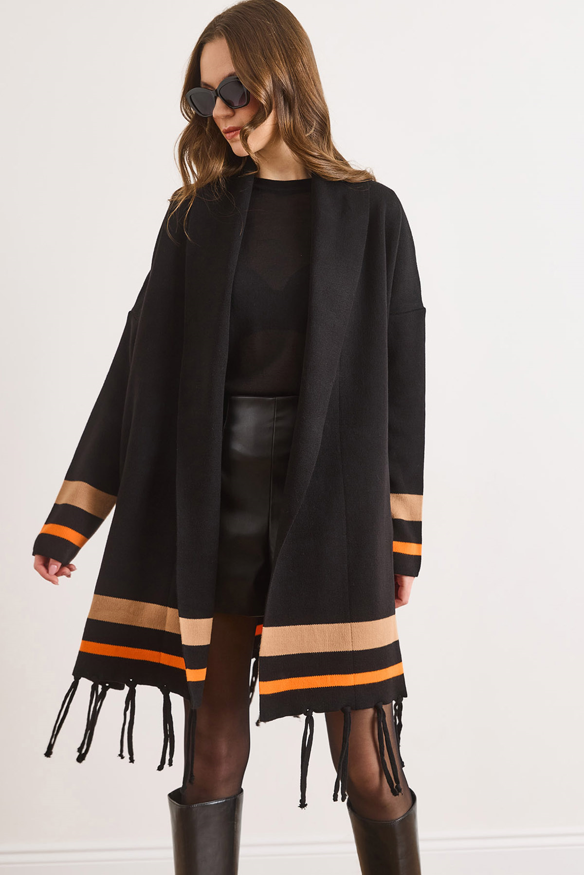 Püsküllü Panço Hırka Siyah Camel