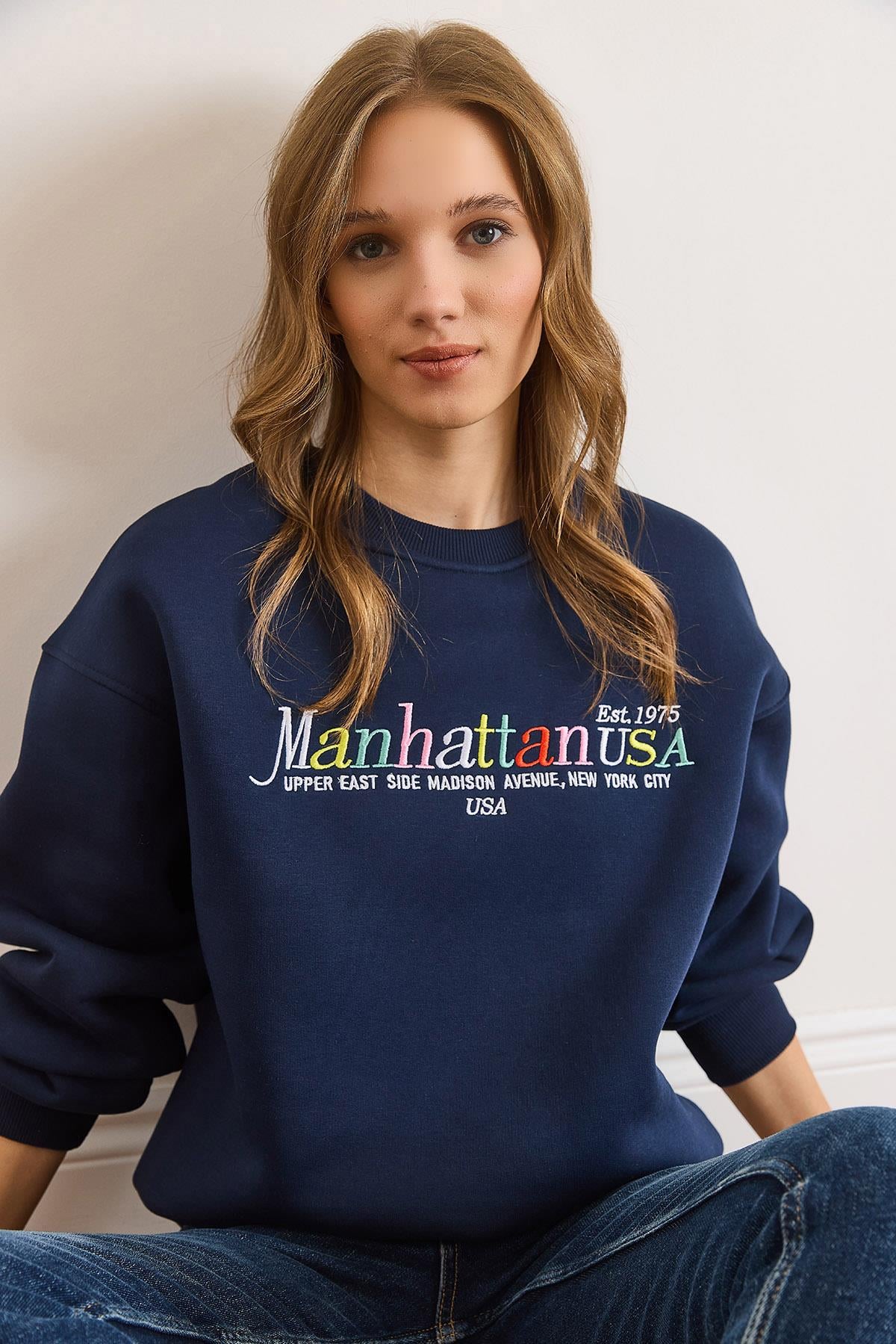 Renkli Nakışlı Şardonlu Sweatshirt Lacivert