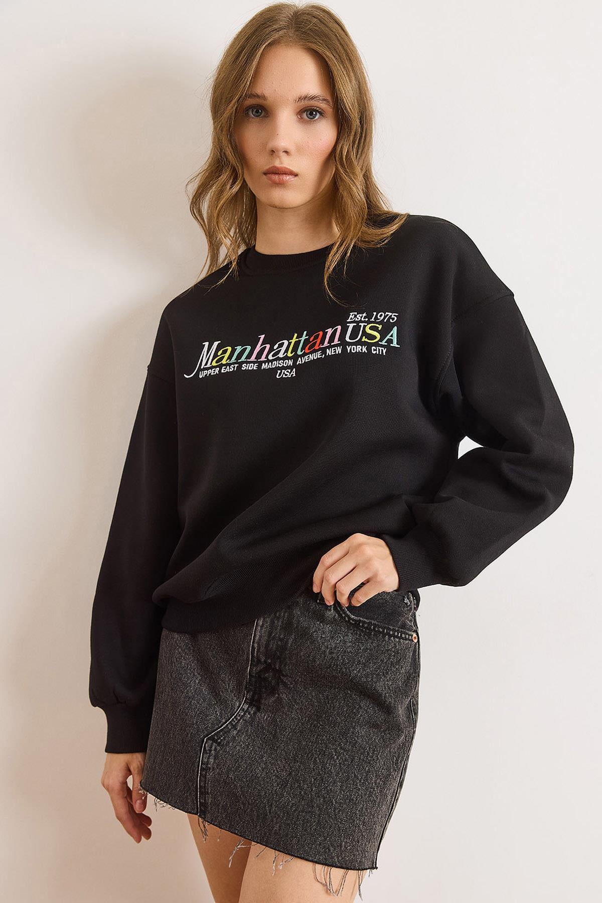 Renkli Nakışlı Şardonlu Sweatshirt Siyah