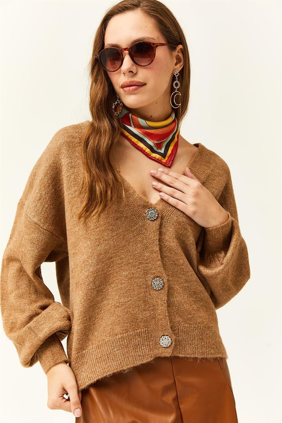 Taş Düğmeli Yumuşak Dokulu Triko Hırka Camel