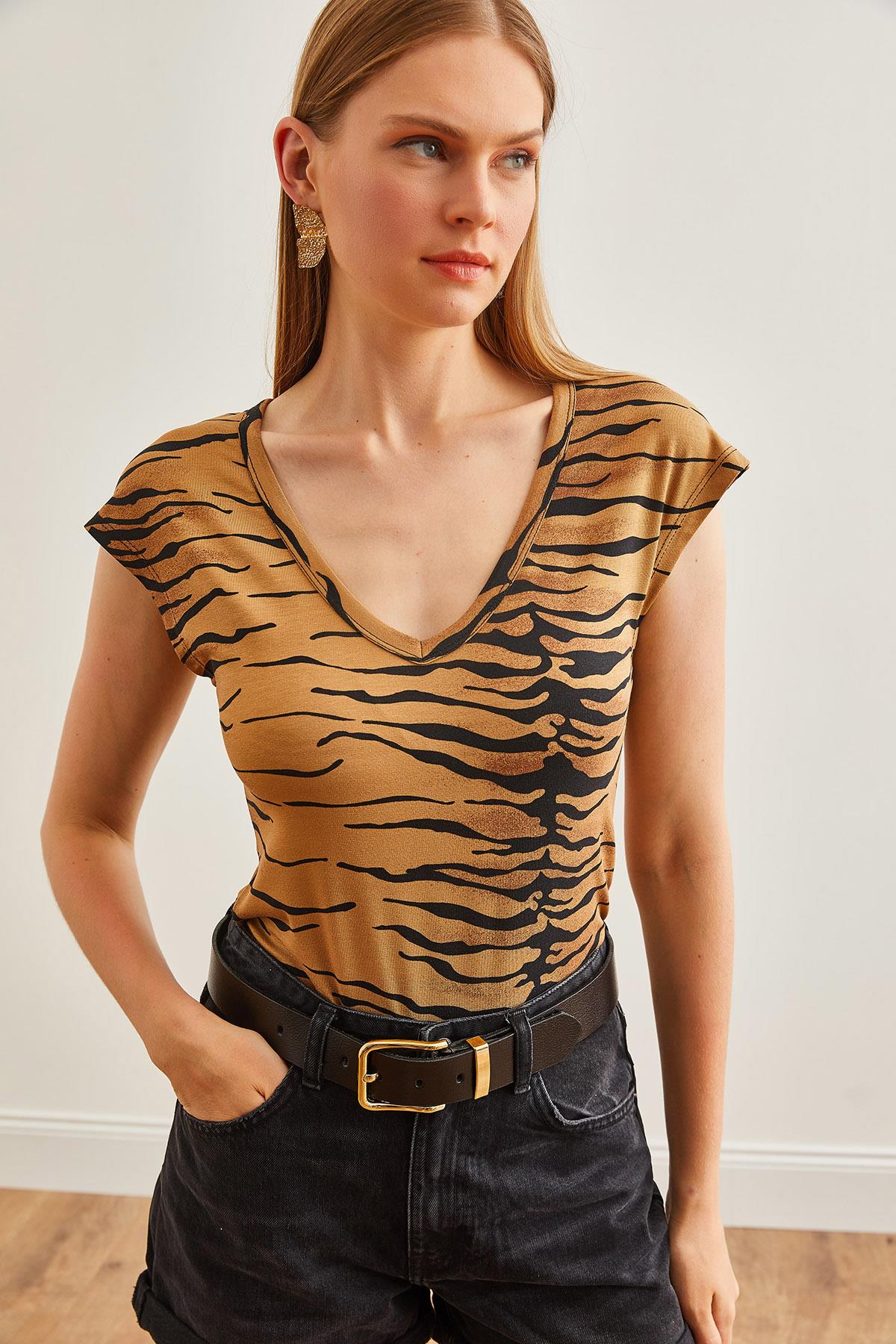 V Yaka Yumuşak Dokulu Esnek Viskon Crop Bluz Zebra Camel