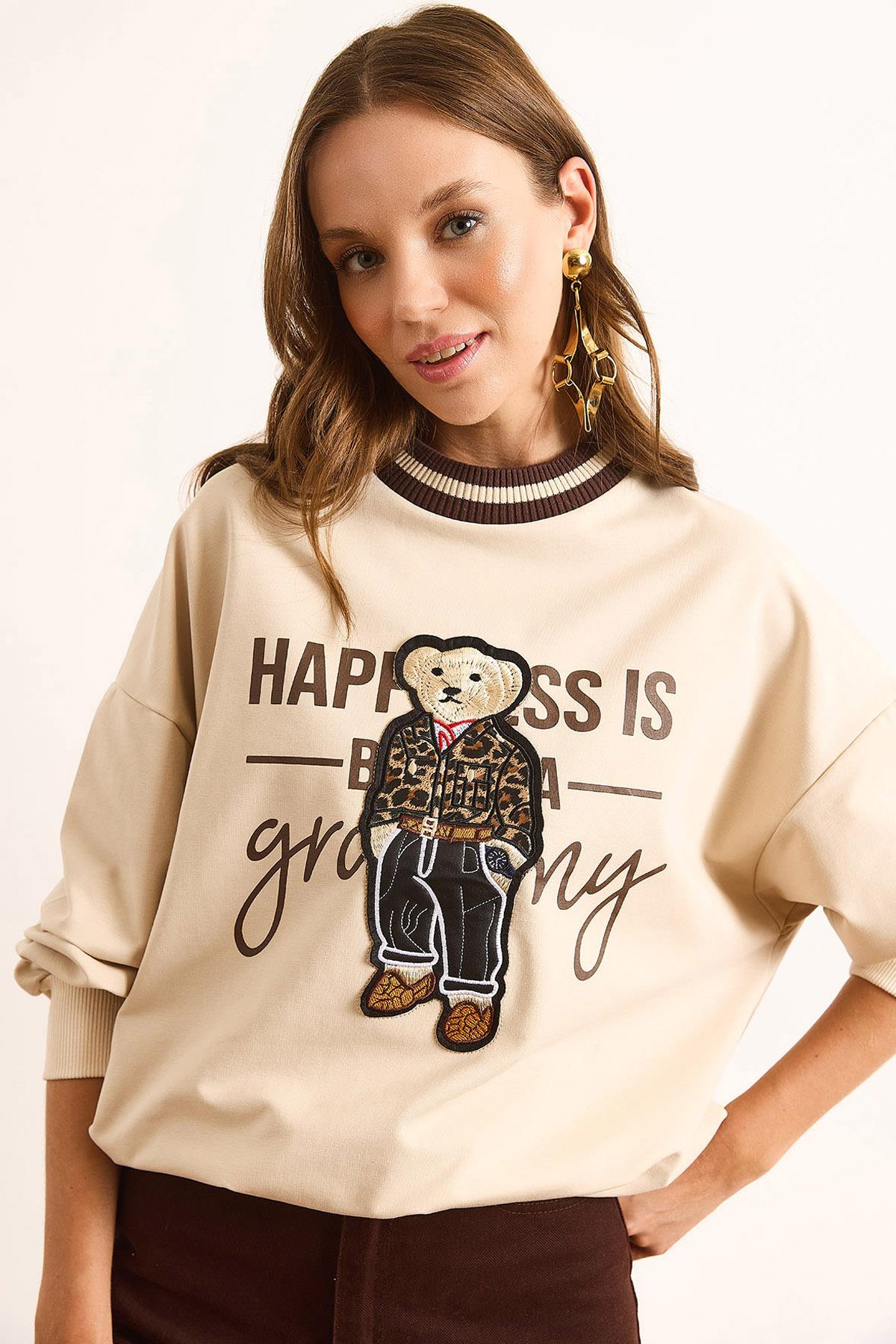 Yaka Detaylı Aplike Garnili Oversize Sweatshirt Taş