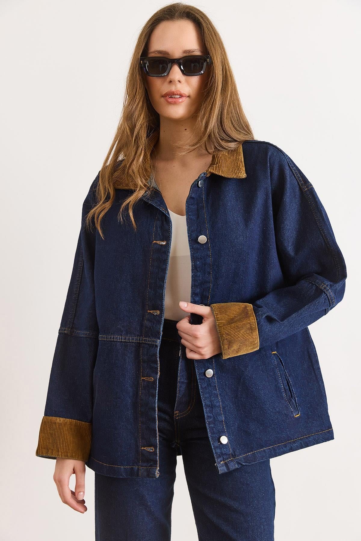 Yaka Manşet Kadife Detaylı Oversize Denim Ceket Lacivert