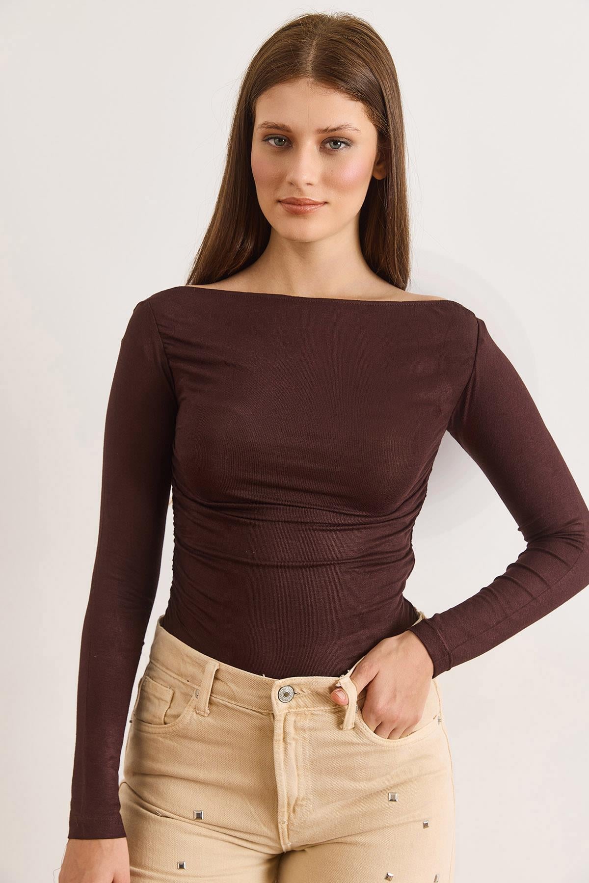 Yanı Drape Kayık Yaka Transparan Bluz Kahverengi