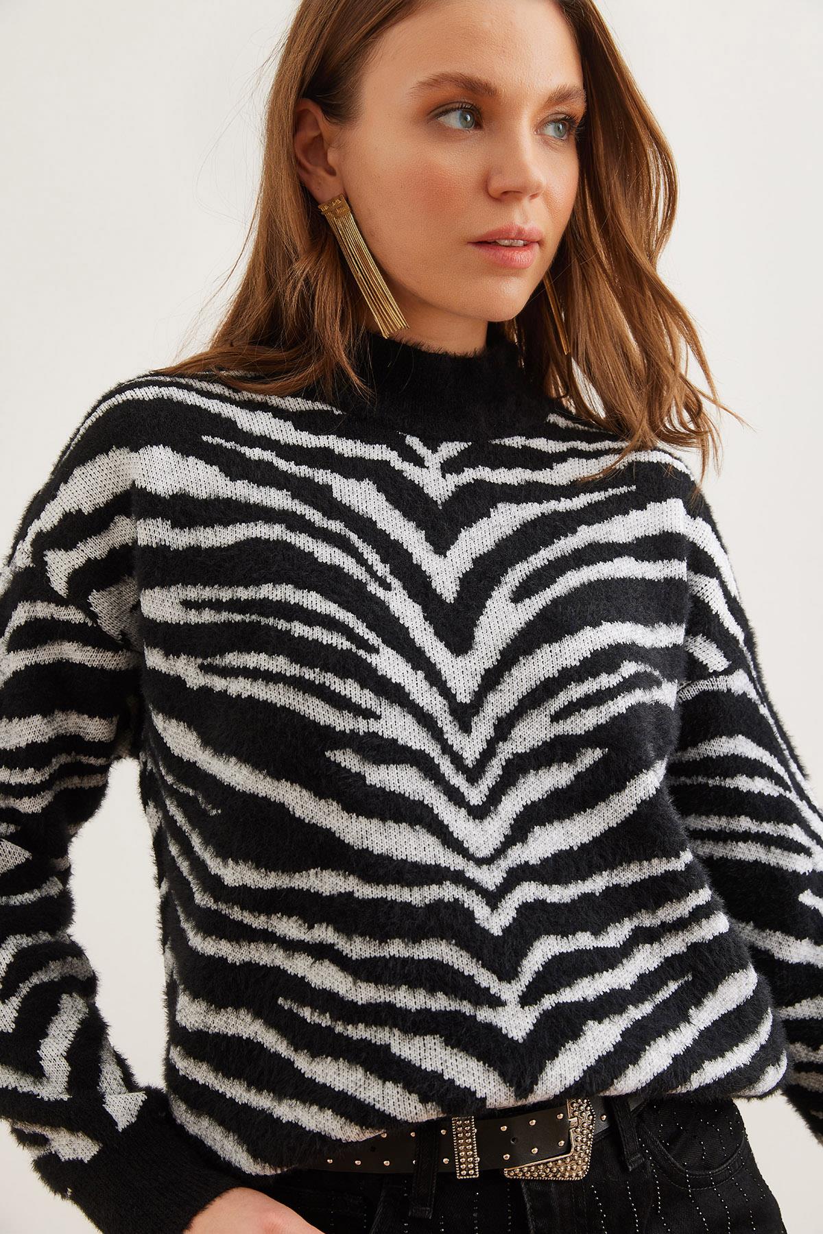 Yumuşak Dokulu Zebra Kazak Siyah
